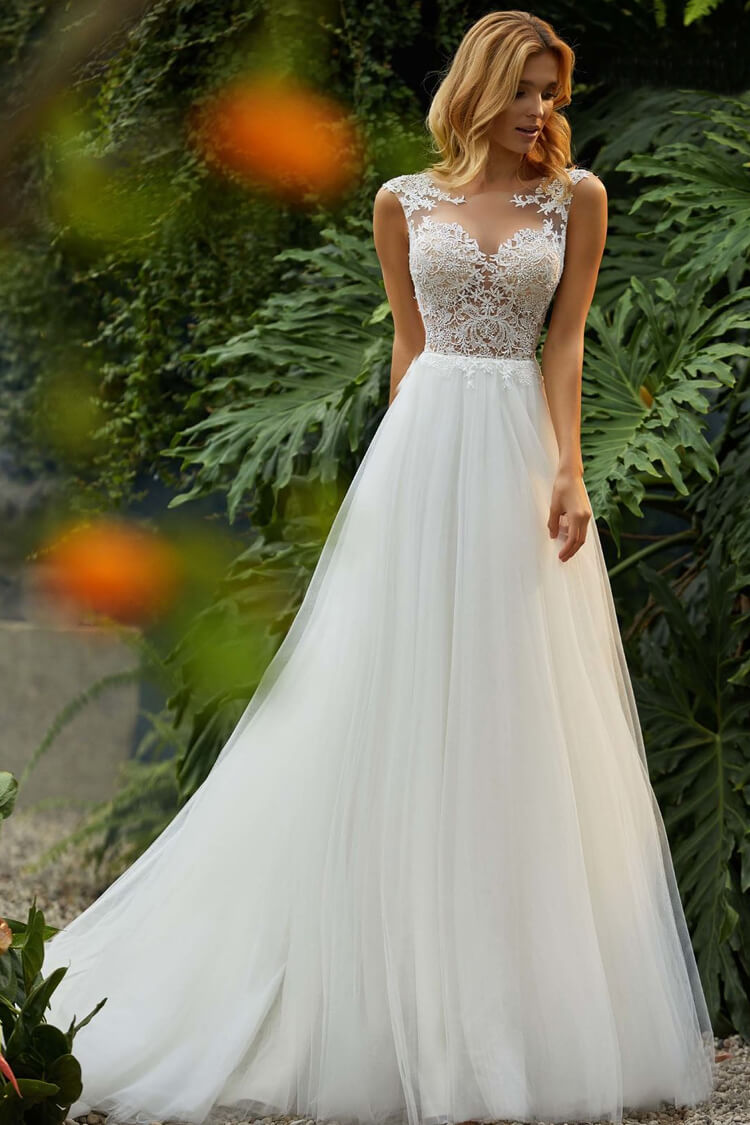 Delicate Lace Applique A-Line Tulle Maxi Wedding Dress - White